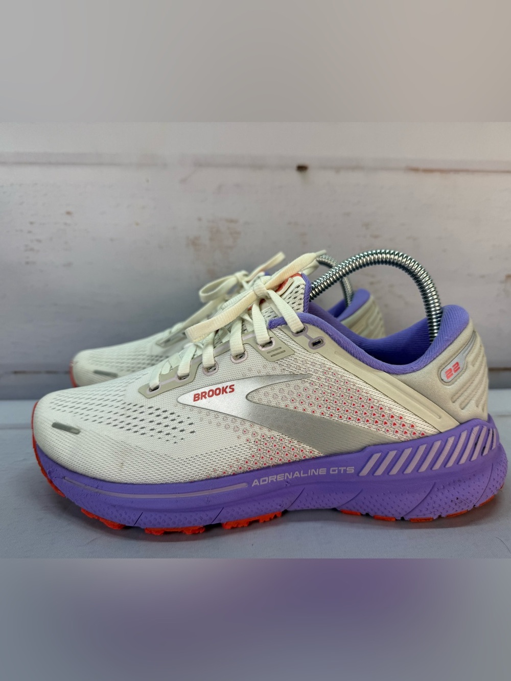 Brooks Adrenaline GTS 22 Women’s Size 8.5 White Purple Running Shoes Sneakers